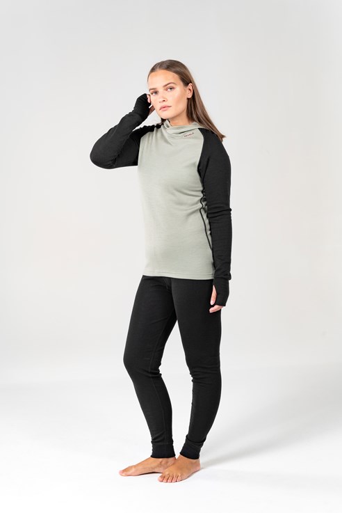 frisliv-devold-expedition-merino-235-hoodie-wmn-go155306c-402a-live2