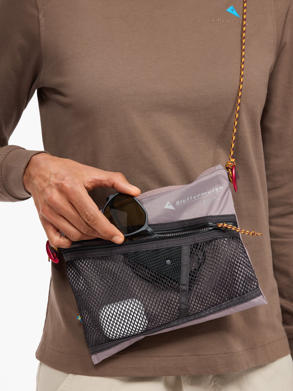 Klattermusen-Algir-Accessory-Bag-Medium-41426U01-Purple-Dove-Detail-1