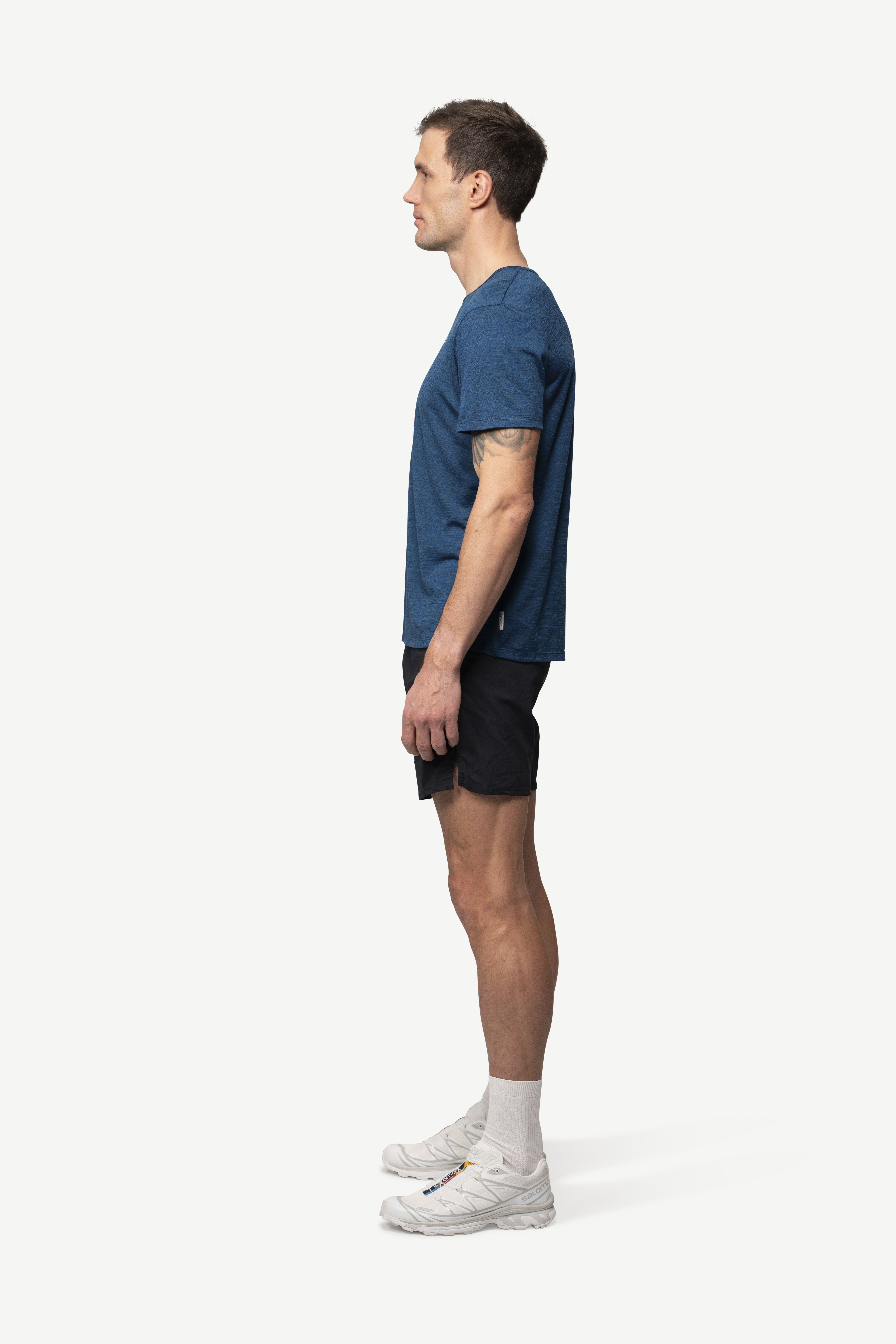 Husky-Onlinestore-Devold-Active-Tee-Man-GO-293-283-B-291A-Skydiver-Dark-Model-Seite