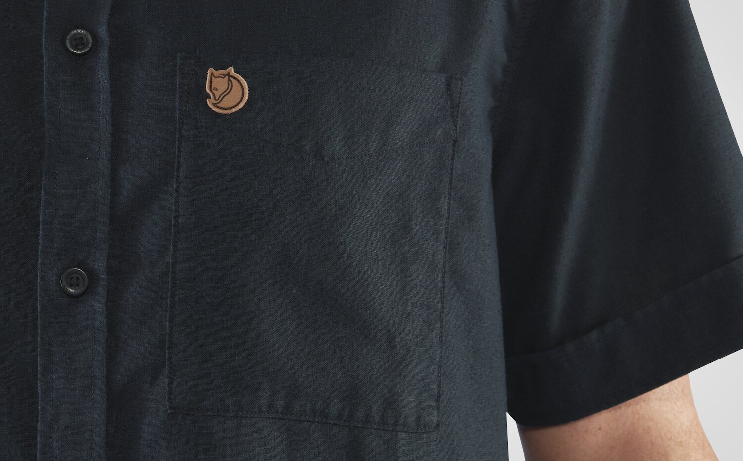 Fjällräven Övik Travel Shirt SS M Detailansicht - Brusttasche mit Logo
