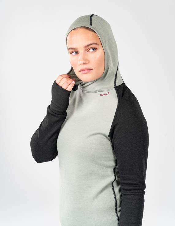 frisliv-devold-expedition-merino-235-hoodie-wmn-go155306c-402a-live1