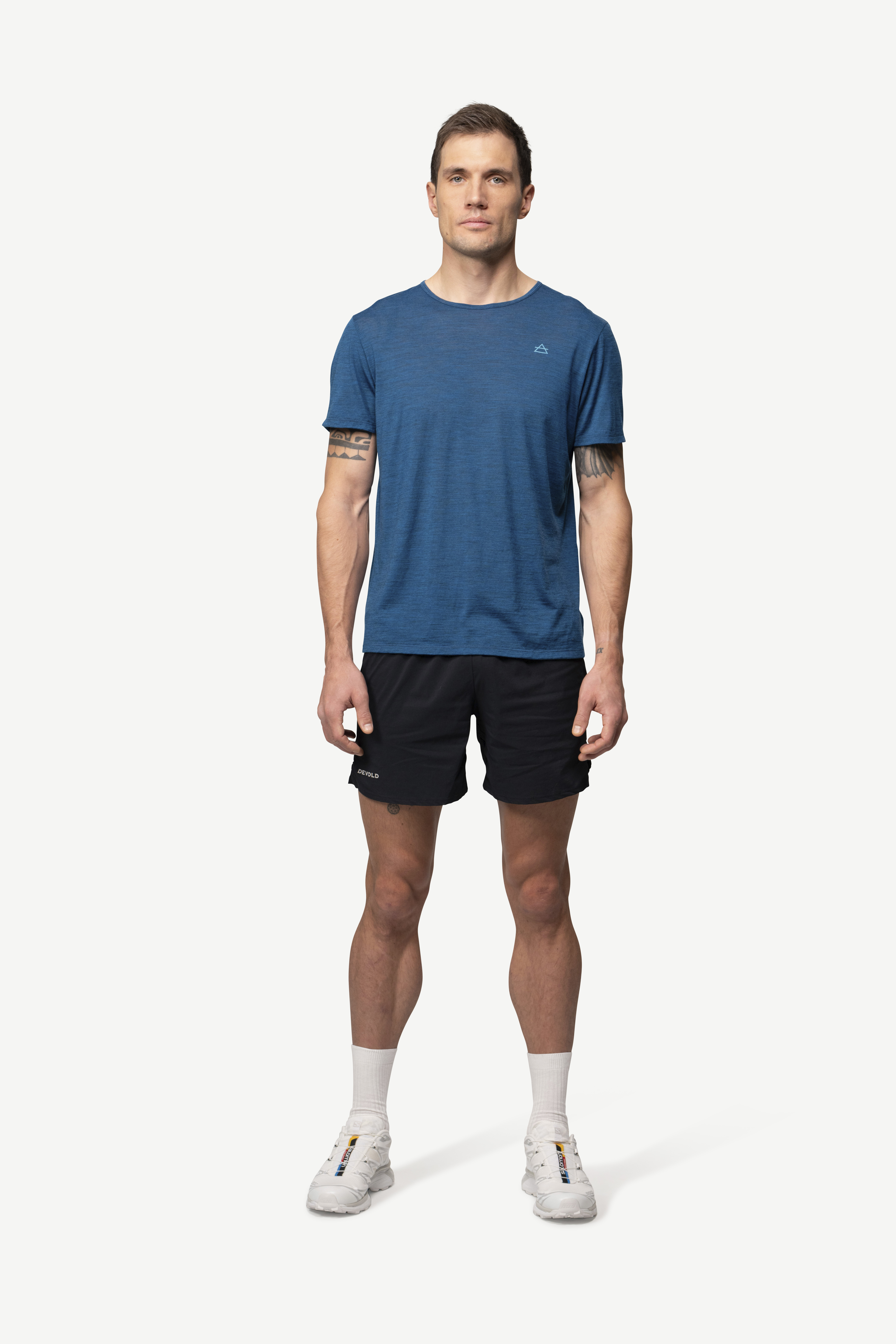 Husky-Onlinestore-Devold-Active-Tee-Man-GO-293-283-B-291A-Skydiver-Dark-Model-Front